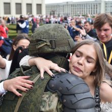 Tūkstančiai žmonių susirinko prie Vyriausybės rūmų Minske