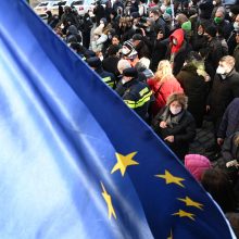 Sakartvele po opozicijos lyderio arešto protestuoja tūkstančiai žmonių