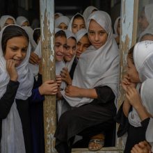 Talibanui siekiant taisyti įvaizdį, kai kurios mergaitės grįžta į Afganistano mokyklas