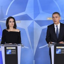 NATO vadovas ir A. Jolie sutarė bendradarbiauti ginant moteris