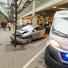 „Akropolio“ automobilių stovėjimo aikštelėje – smūgis į sieną