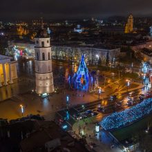 Sostinės Kalėdų eglės: ar šių metų siurrealioji pranoks pernykštę šachmatų karalienę?