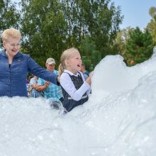 Vaikų stovyklą aplankiusi prezidentė dėkoja socialiai atsakingam verslui