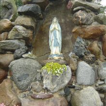Gegužinės pamaldos skiriamos Mergelės Marijos garbei.