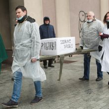 Protestuojantys policijos pareigūnai lipnia juosta užsiklijavo burnas