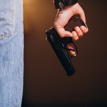 Vilniuje suimtas revolveriu grasinęs ir automobilį pagrobęs vyras