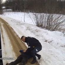 Bandymas pasipelnyti iš senolės žlugo: sukčius ant snieguoto kelio suguldė pareigūnai