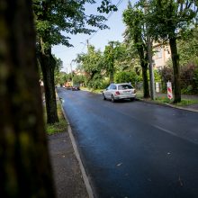 Nesusipratimas: asfaltu užkimšo lietaus kanalizacijos latakus