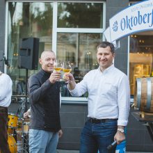 Neragauta: aludaris Petras Sadovskis <span style=color:red;>(kairėje)</span> ir M.Horbačauskas „Oktoberfesto“ metu pristatys specialiai šiai šventei išvirtą nealkoholinį alų.