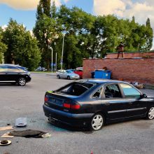 Apleistas automobilis trukdė visiems: savininkui skirta bauda