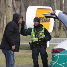 Vairuotojas krito prie policininkų kojų: ant žolės darė atsispaudimus