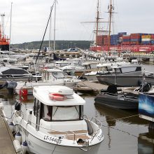 Klaipėdoje buriuotojai laivų nuleisti į vandenį dar neskuba