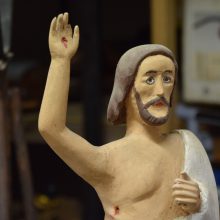 Priedangoje – kryžius ir šventųjų skulptūros