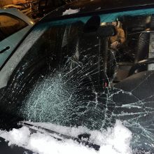 Klaipėdietę nustebino nemalonus radinys: ledo gabalas apgadino automobilį