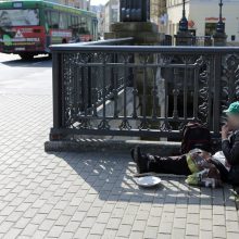 Klaipėdos centre elgetaujanti moteris baudžiama nebus?