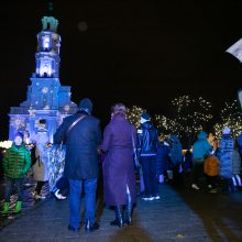 Prašymo neišgirdo: Rotušės aikštėje eglutės įžiebimą stebėjo masė žmonių