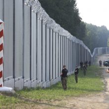 Lenkija prie sienos su Baltarusija siųs papildomus 2 tūkst. karių