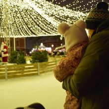 Šventiniai renginiai prie Klaipėdos eglės: žmones išjudino Kalėdų Senelis ir diskoteka