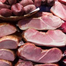 Plungės rajono ūkininkas kaltinamas organizavęs šešėlinę prekybą mėsos gaminiais