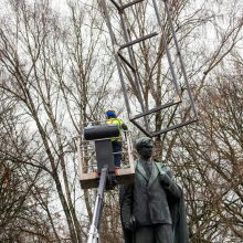 Vilniuje nukeltas sovietmečio veikėjo ir rašytojo P. Cvirkos paminklas