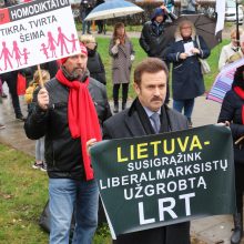 Prie LRT susirinko mitinguotojai: piktinasi reportažu apie homoseksualius tėčius