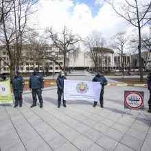 Policininkai nesulaukia skiepų: susirinko į protesto akciją prie Vyriausybės