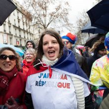 Paryžiuje demonstraciją surengė „raudonieji šalikai“