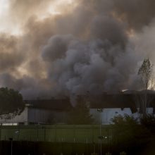 Italijos šiukšlių krizę pakurstė gaisras atliekų tvarkymo gamykloje