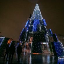 Sostinės Kalėdų eglės: ar šių metų siurrealioji pranoks pernykštę šachmatų karalienę?