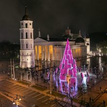 Sostinės Kalėdų eglės: ar šių metų siurrealioji pranoks pernykštę šachmatų karalienę?