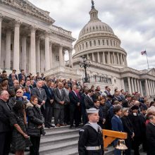 JAV demokratai paminėjo antrąsias riaušių Kapitolijuje metines