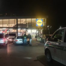 Prie „Lidl“ parduotuvės – pareigūnų sujudimas: automobilis buvo peršautas iš keršto? 