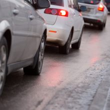 Kelininkai įspėja: šalies keliuose vietomis slidu, naktį žadamas plikledis