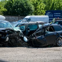 Kraupu: „Audi“ Kaune rėžėsi į stulpą – vairuotojas žuvo, trys žmonės sužaloti