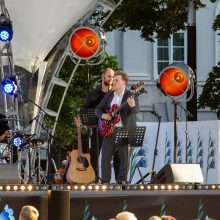 Vilniaus Katedros aikštėje tūkstančiai širdžių plakė „Vienybės bangos“ ritmu