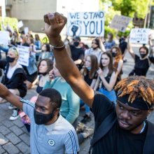 Apie tūkstantį jaunuolių sostinėje susirinko į demonstraciją už juodaodžių teises