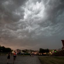 Jonines pradėjusį švęsti Kauną užklupo škvalas