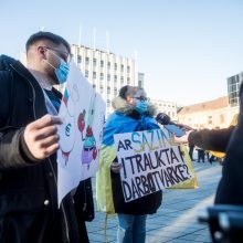 Keli šimtai kauniečių susirinko paraginti Kauno merą atsisakyti verslo Rusijoje