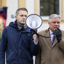 Keli šimtai žmonių prie Vokietijos ambasados ragino Berlyną atsibusti dėl karo Ukrainoje