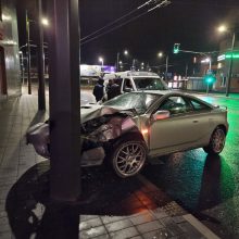 Vėlų vakarą Šauklių gatvėje automobilis „Toyota“ rėžėsi į stulpą