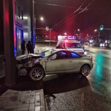 Vėlų vakarą Šauklių gatvėje automobilis „Toyota“ rėžėsi į stulpą