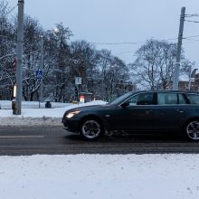 Kelininkai perspėja: eismo sąlygas sunkina snygis ir plikledis