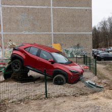 Sostinėje moters vairuojamas automobilis atsidūrė vaikų žaidimų aikštelėje 