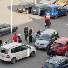 Ugniagesiai skubėjo į V. Krėvės prospektą: išvadavo automobilyje buvusį vaiką