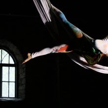 Estijos cirko artistė: publikai nustebinti nebeužtenka vien triukų