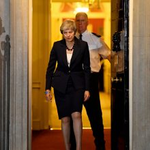 Britanijos premjerė užsitikrino kabineto pritarimą „Brexit“ sutarčiai