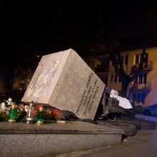 Lenkijoje nuspręsta nukelti pedofilija kaltinamo kunigo statulą