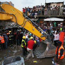 Lagose sugriuvusiame pastate įstrigę dešimtys vaikų 