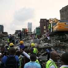 Lagose sugriuvusiame pastate įstrigę dešimtys vaikų 