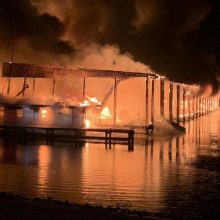 JAV per gaisrą, apėmusį laivus prieplaukoje, žuvo aštuoni žmonės 
